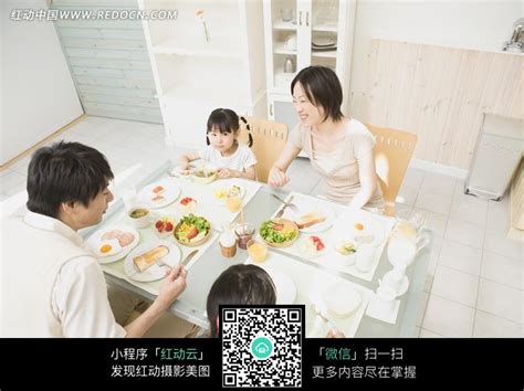 坐在一起吃早餐的一家人图片免费下载_红动中国