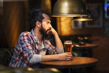 人,孤独,酒精生活方式的快乐的单身轻人戴着帽子酒吧酒吧喝啤酒高清图片下载-正版图片300588800-摄图网