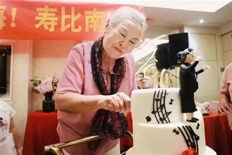 80高龄“中国第一女指挥”郑小瑛赴四川指挥_行业新闻_中音在线