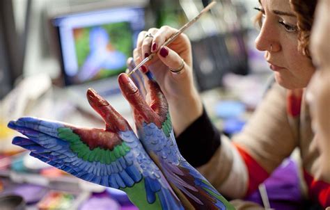 英国艺术家创作人体彩绘鸟类造型图 栩栩如生图片频道 - 海口网 - 海口权威新闻门户网站