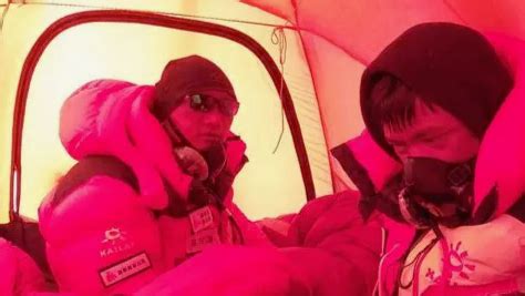 只差400米时他俩放弃登顶珠峰，花1万美元救了个人，获救者却只愿承担4千_澎湃号·媒体_澎湃新闻-The Paper