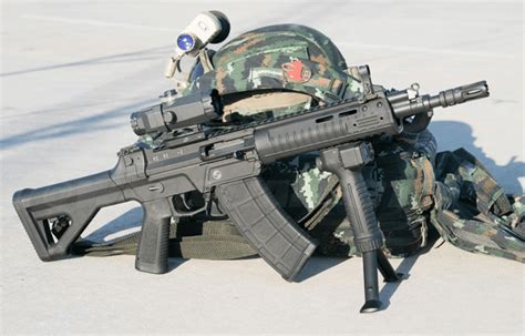 为95步枪正名：外贸版97式突击步枪出口多国还广受好评！