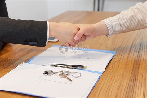 男业主买房签合同握手特写高清图片下载-正版图片501754773-摄图网