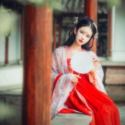 古风头像酷红衣女生真人