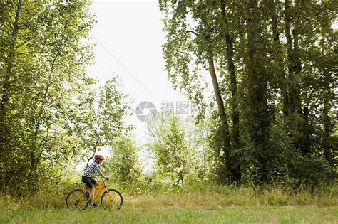 骑自行车的女人高清图片下载-正版图片501484363-摄图网