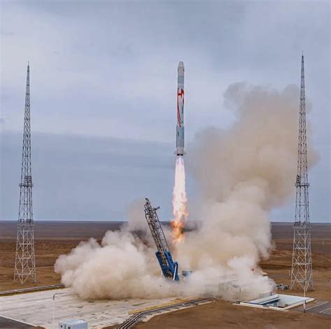 朱雀二号遥二运载火箭在我国酒泉卫星发射中心发射升空