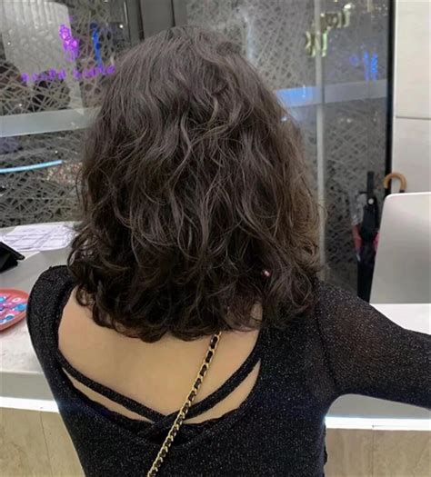 温柔齐肩短发女生头像