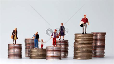 迷你人站在硬币不同高度的堆积地上高清图片下载-正版图片504564596-摄图网