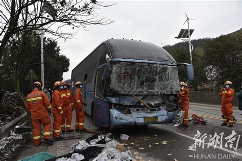 107国道一客车追尾司机被困 北湖消防破拆救援 - 郴州 - 新湖南