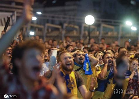 360体育-【图集】乌克兰晋级欧洲杯八强创历史！基辅当地球迷欢呼雀跃