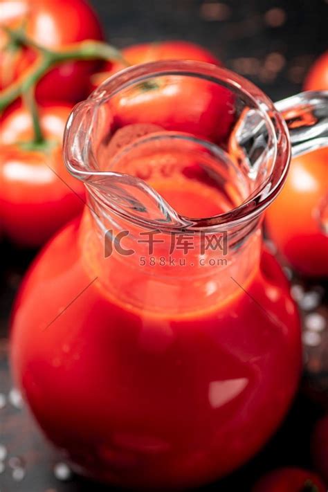 满满一壶番茄汁。饮料/饮品果酱高清摄影大图-千库网