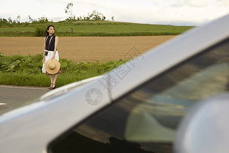 湖边独自旅游的女人肖像高清图片下载-正版图片502029216-摄图网