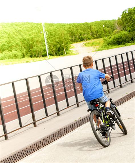小孩学会骑自行车健康户外沥青高清图片下载-正版图片307961556-摄图网