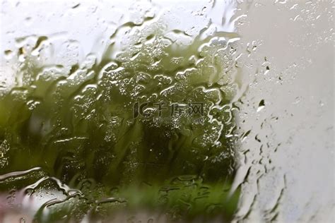 雨滴落在窗户上高清摄影大图-千库网