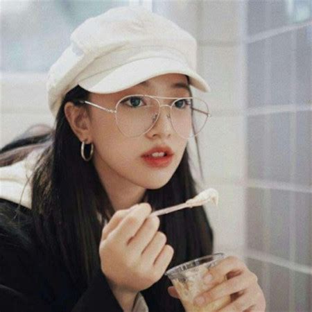抖音甜美女生戴眼镜头像
