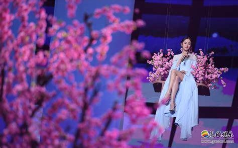 东方卫视跨年晚会：杨幂携手张杰献唱，展示书法-新闻资讯-高贝娱乐