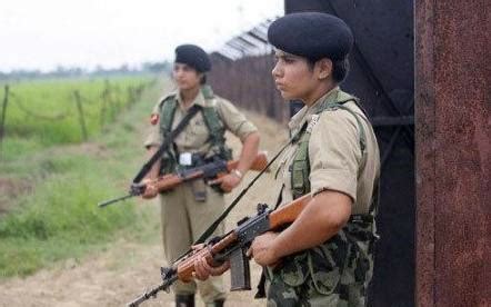 实拍中印边界两国士兵，印度女兵与解放军亲密握手