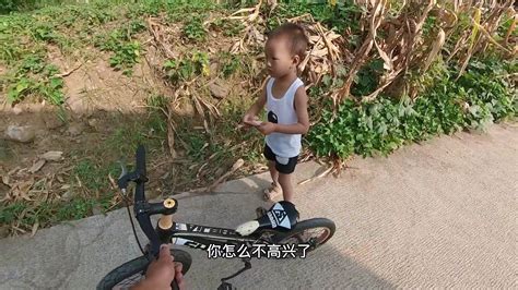 可爱的小孩骑自行车可爱的小男孩学骑脚高清图片下载-正版图片507248061-摄图网