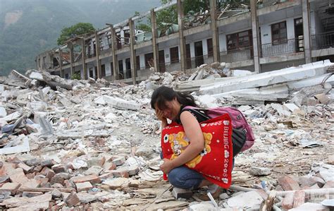 凤凰网汶川地震网页中的一张小孩图片(续)-汶川地震中的一条短信:孩子,如果你能活下来,一定要记住...
