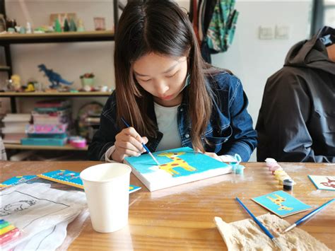 大学生美女在校内小本创业开文具店月赚近2万