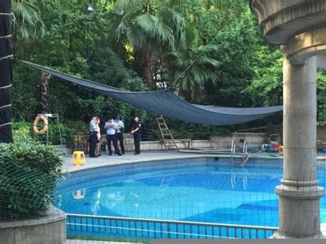 杭州一小区泳池漏电致女孩触电溺水 记者前往采访物业遭5名保安围住