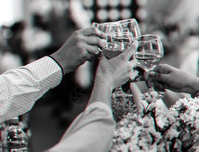 一群朋友的手碰着酒杯敬酒和祝贺在一家餐厅的一个节高清图片下载-正版图片506068780-摄图网