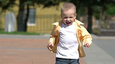 小男孩沿着公园小巷跑来跑去mov1080P视频素材下载-编号4761643-潮点视频