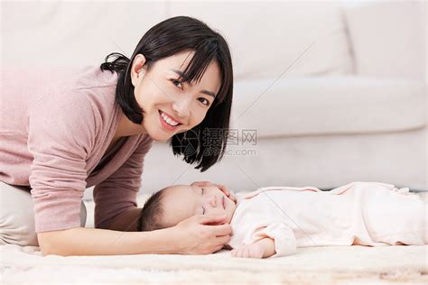 照顾婴儿宝宝入睡的月嫂保姆高清图片下载-正版图片501728709-摄图网