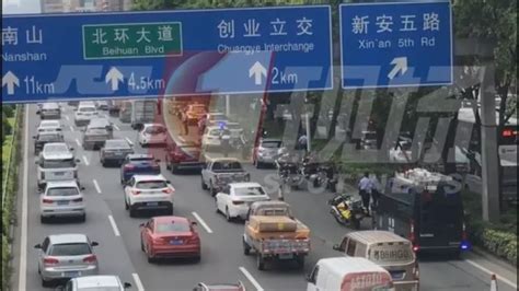 深圳首条10车道高速公路，在全国也是为数不多，只是路程有点短