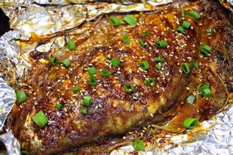 炭火烤鱼怎么烤,木炭烤鱼一般烤多久,碳烤鱼_大山谷图库