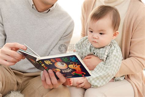 爸爸妈妈给婴儿看书讲故事高清图片下载-正版图片501577139-摄图网