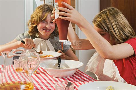 两个女人在吃零食时 吃巧克力蛋糕的肖像高清图片下载-正版图片321443407-摄图网