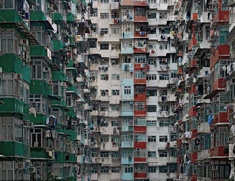 真实的香港“蜗居”生活，四平米房间住四人，厕所厨房合并一起_棺材