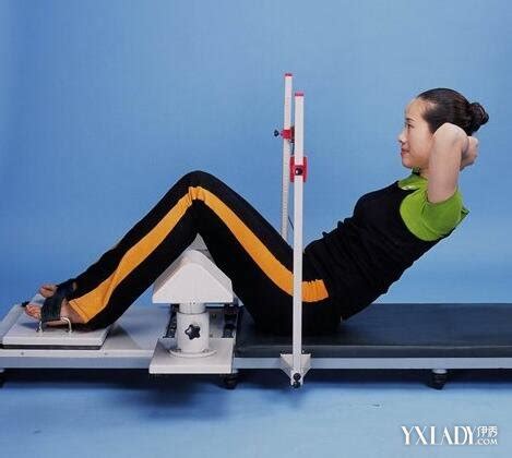 仰卧起坐板的五个锻炼动作（图解）_肌肉网