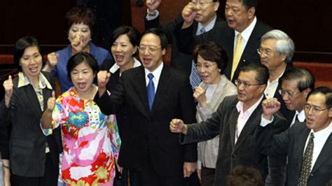台湾“立委”选举：民进党61席过半，国民党38席
