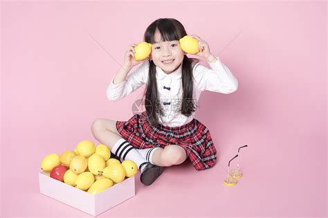 拿着柠檬的小女孩高清图片下载-正版图片500887070-摄图网
