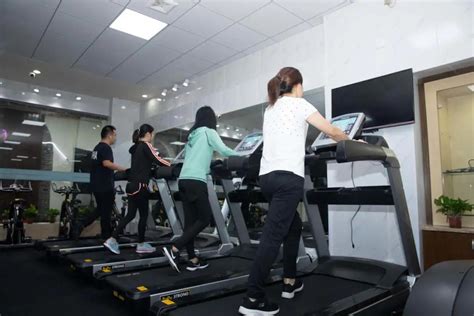 24小时自助健身房走红，专家表示最理想的运动时间是……_东葛_工作_韦庆