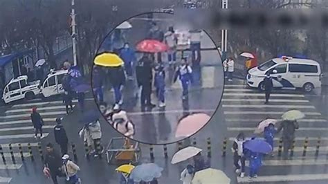 护学民警雨中执勤，小学生为他撑起“暖心伞”_凤凰网视频_凤凰网