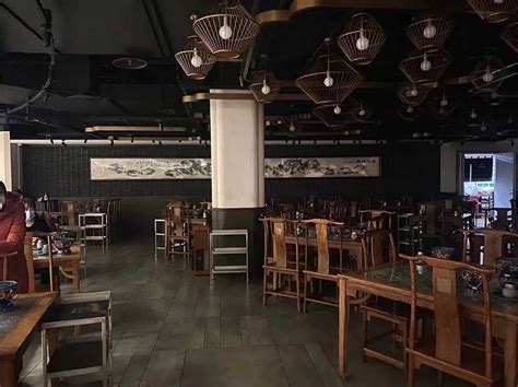 恢复堂食在即，上海大学路餐馆店员烈日下修理户外座椅，和老顾客说声“嗨” - 标件库