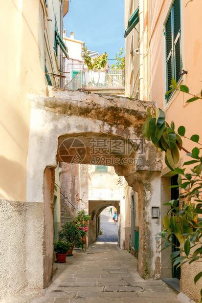 意大利西西里岛 Savoca 村铺设的中世纪街道高清摄影大图-千库网