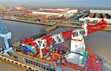 启东中远海运海工N966世界首艘3000吨级自升式风电安装船试航