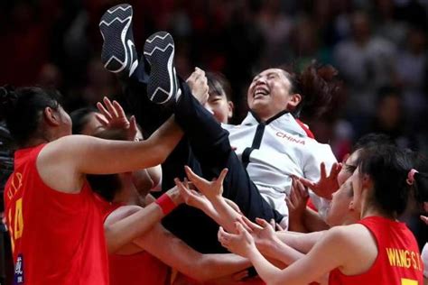 银比金坚！时隔28年中国女篮获世界杯亚军！_TOM资讯