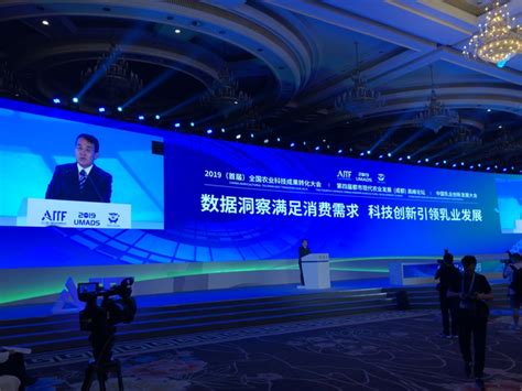 伊利集团副总裁侯继东：中国乳业应该坚守品质发展信条，以科技创新推动行业发展 | 每经网