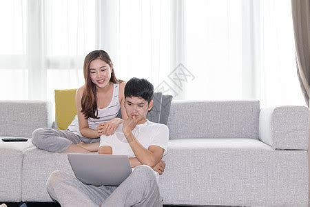 年轻夫妻一起在客厅沙发上看电视高清图片下载-正版图片500613477-摄图网
