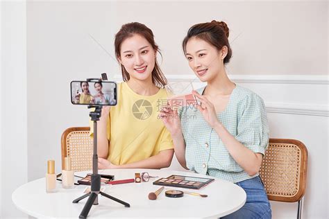 亚洲女性时装设计师、网红、博主或视频博主使用相机进行直播。商业在线影响者对社交媒体的概念。视频素材_ID:VCG42N1410047963 ...
