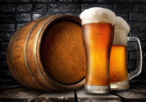 两杯新鲜啤酒图片-地窖中的啤酒和木桶素材-高清图片-摄影照片-寻图免费打包下载