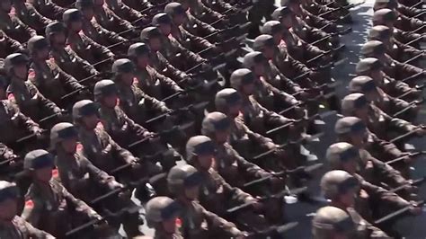 多国阅兵对比，中国解放军正步劈枪霸气威武，看得人热血澎湃_腾讯视频