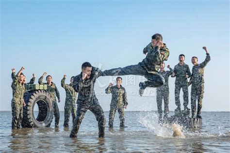广西防城港：武警官兵沿海开展强化训练-人民图片网
