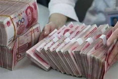 100个亿万富翁+10000个千万富翁+1个中国首富=小米上市