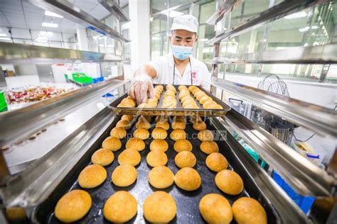 贵州毕节：中秋将至 传统月饼生产忙-人民图片网